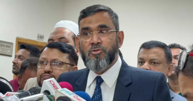 কথা বলছেন আবুল ফজল মো. সানাউল্লাহ